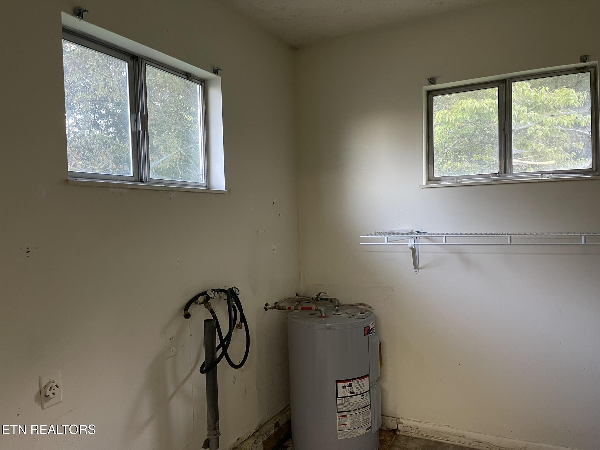 4656 Singleton Station Road Louisville, TN 37777 - Photo 11 of 20 Laundry