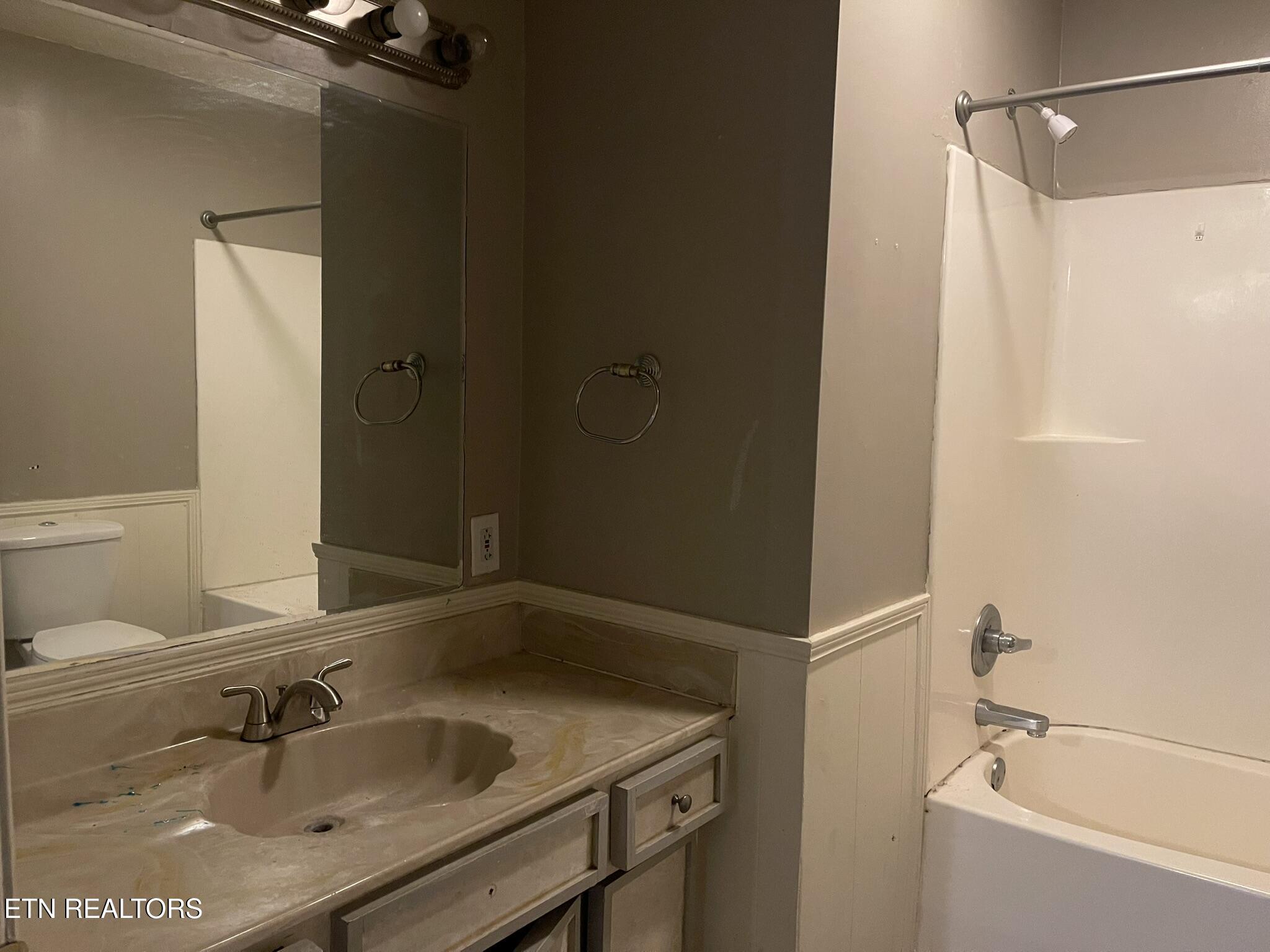 4656 Singleton Station Road Louisville, TN 37777 - Photo 18 of 20 Bathroom