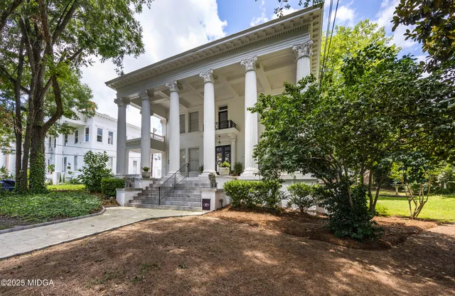a view of a house with a yard