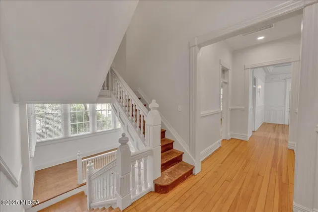 a picture of a small white building