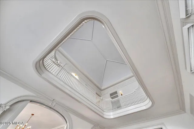 a picture of a small white building