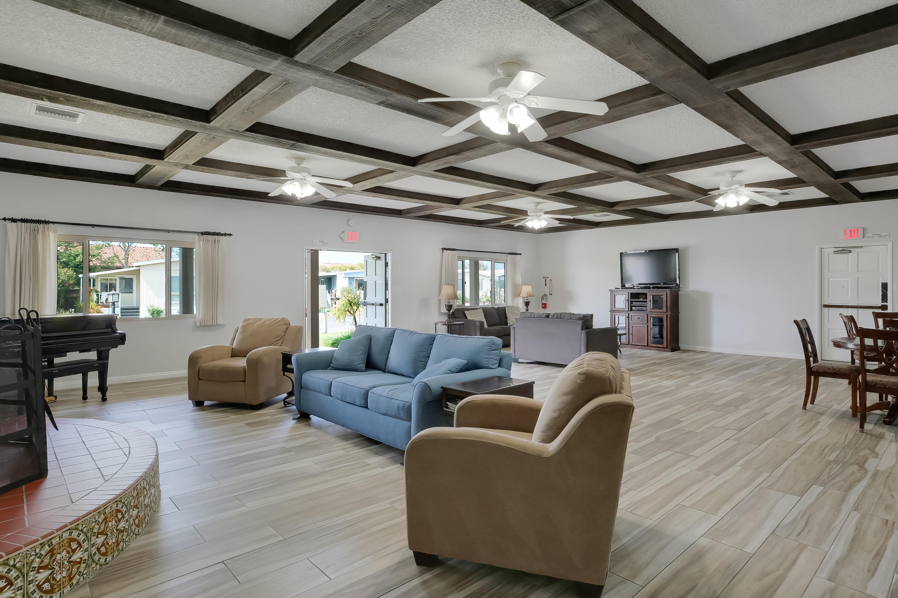 6180 Via Real, Unit 2 Carpinteria, CA 93013 - Photo 26 of 38 Clubhouse lounge, dining