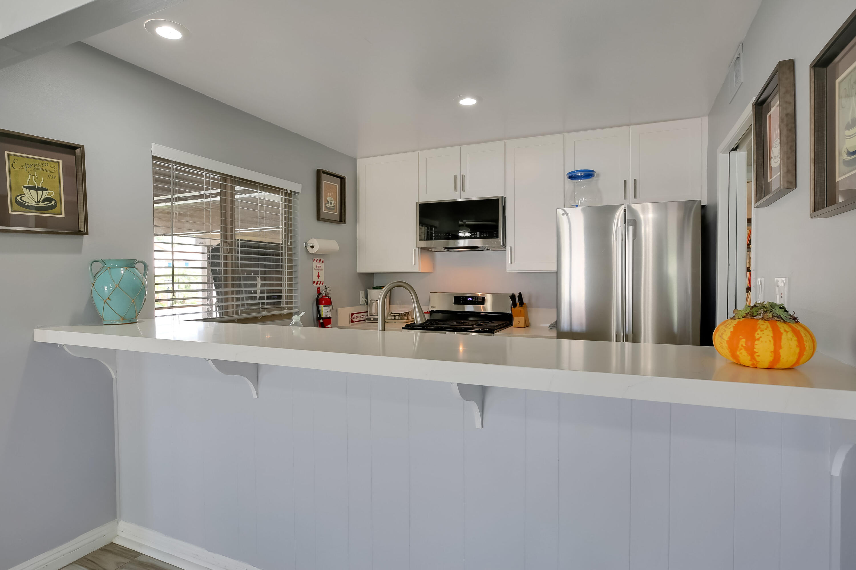 6180 Via Real, Unit 2 Carpinteria, CA 93013 - Photo 27 of 38 Clubhouse kitchen