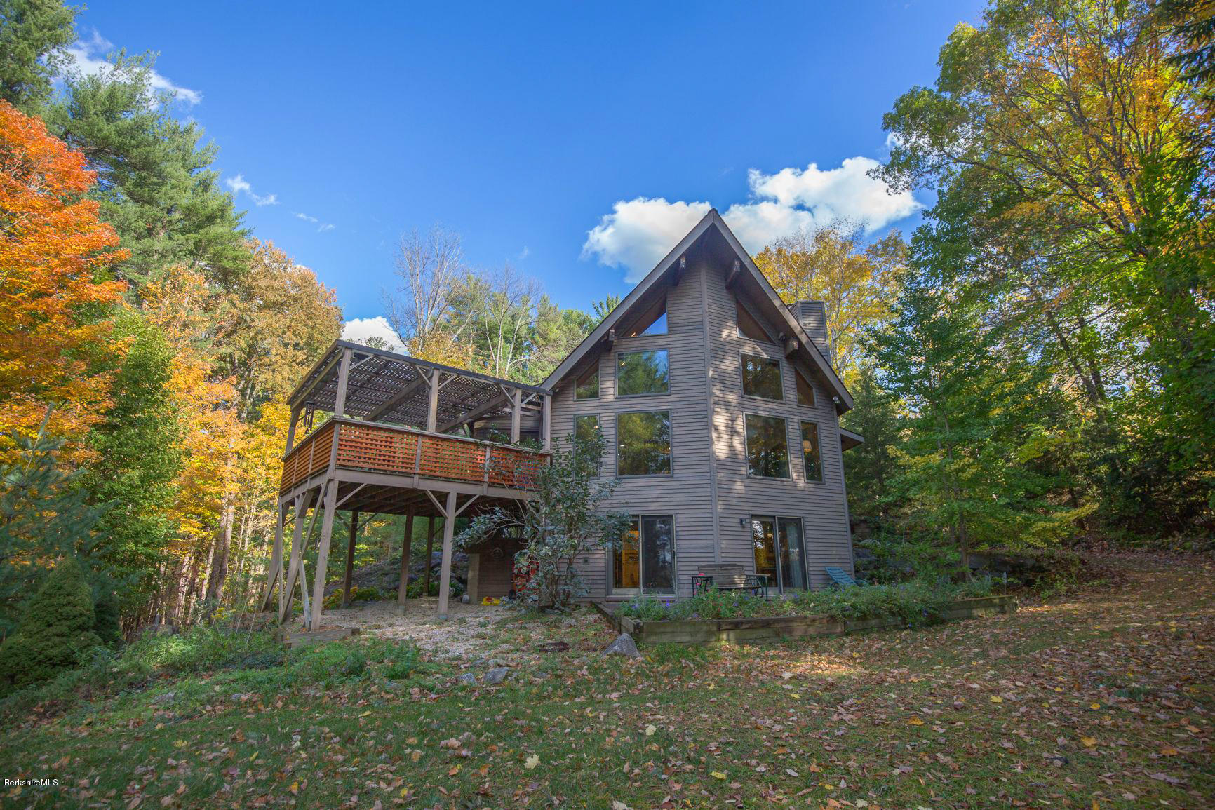 a view of a house with a yard