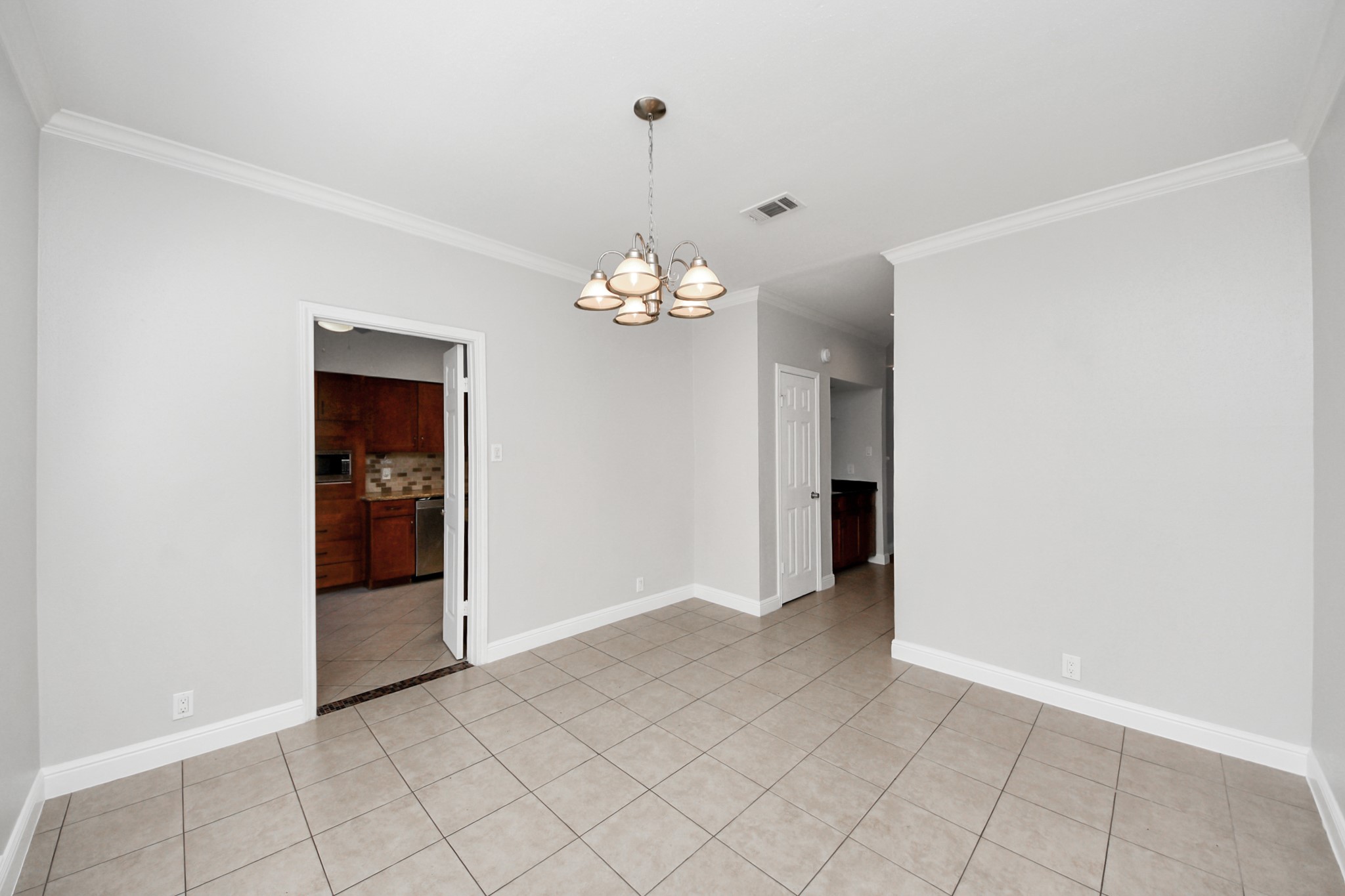 2468 Bering Drive Houston, TX 77057 - Photo 11 of 30 Dining space ideal for family meals or hosting special occasions.