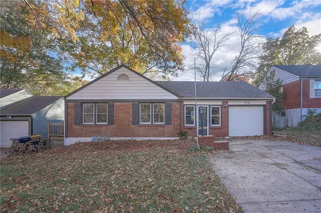 $245,000 | 9 West Pocahontas Lane, Kansas City, MO 64114