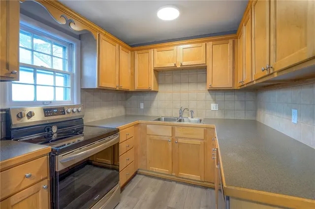 $245,000 | 9 West Pocahontas Lane, Kansas City, MO 64114