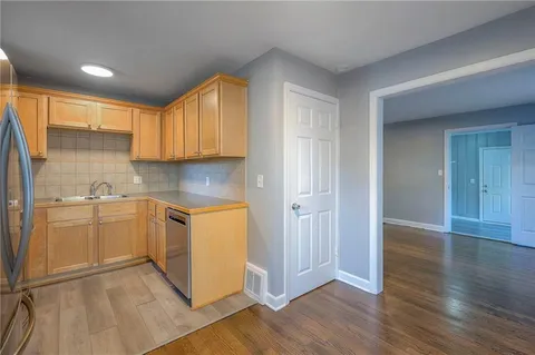 $245,000 | 9 West Pocahontas Lane, Kansas City, MO 64114