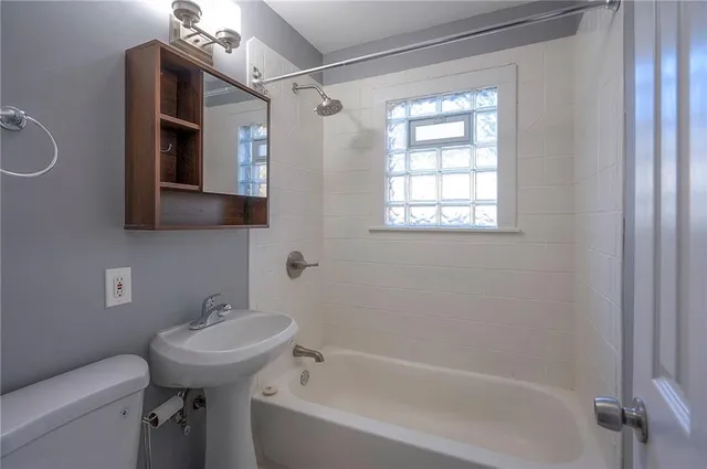 $245,000 | 9 West Pocahontas Lane, Kansas City, MO 64114