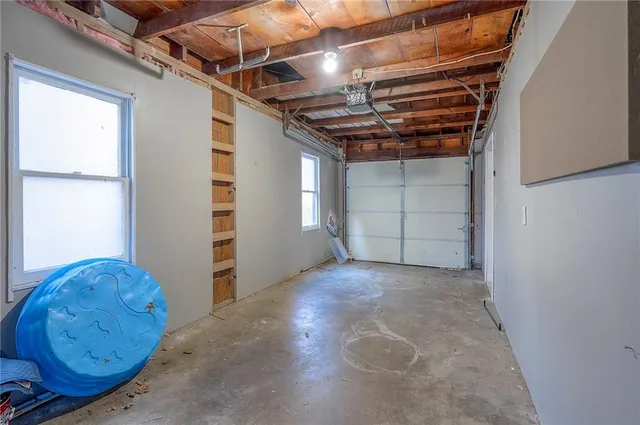 $245,000 | 9 West Pocahontas Lane, Kansas City, MO 64114