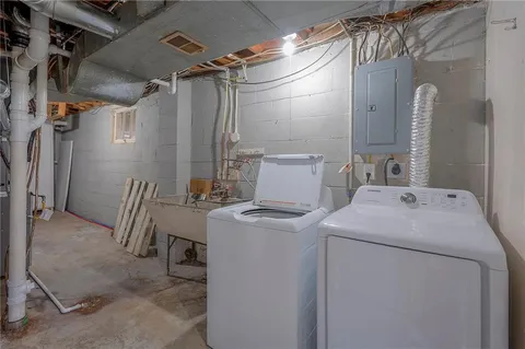 $245,000 | 9 West Pocahontas Lane, Kansas City, MO 64114