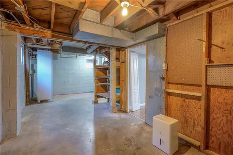 $245,000 | 9 West Pocahontas Lane, Kansas City, MO 64114