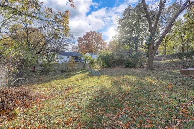 $245,000 | 9 West Pocahontas Lane, Kansas City, MO 64114