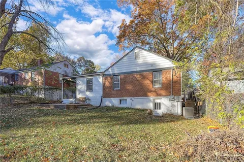 $245,000 | 9 West Pocahontas Lane, Kansas City, MO 64114