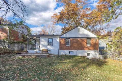 $245,000 | 9 West Pocahontas Lane, Kansas City, MO 64114