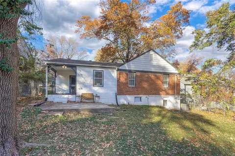 $245,000 | 9 West Pocahontas Lane, Kansas City, MO 64114