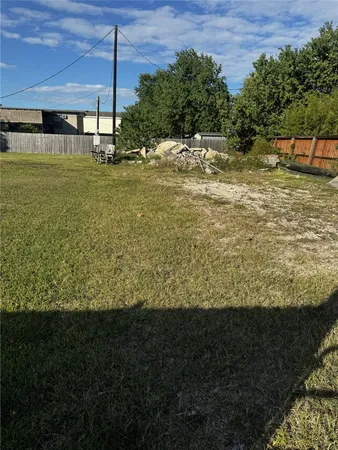 a view of a large yard
