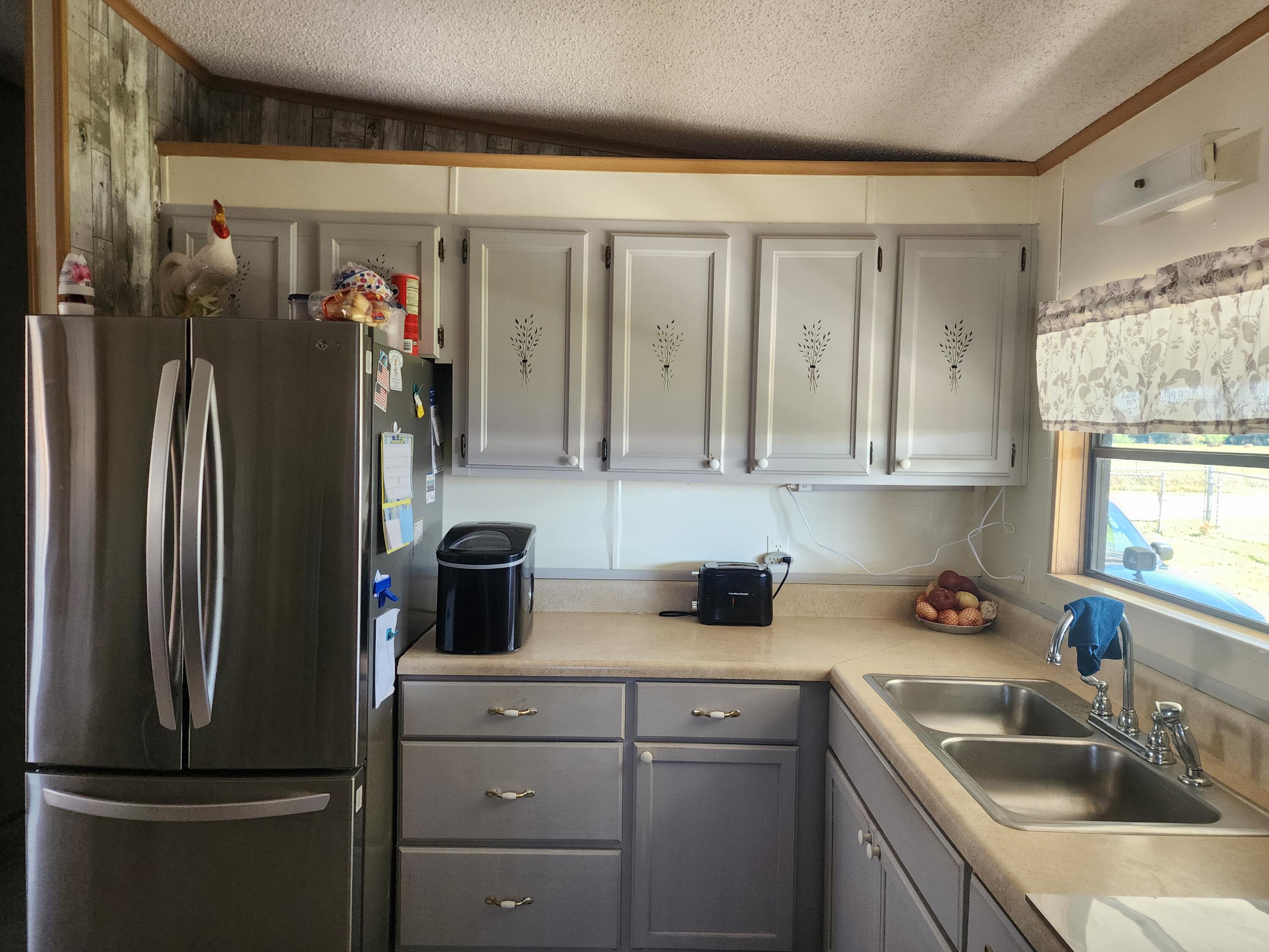 1414 Hunter Road Okeechobee, FL 34974 - Photo 11 of 30 kitchen