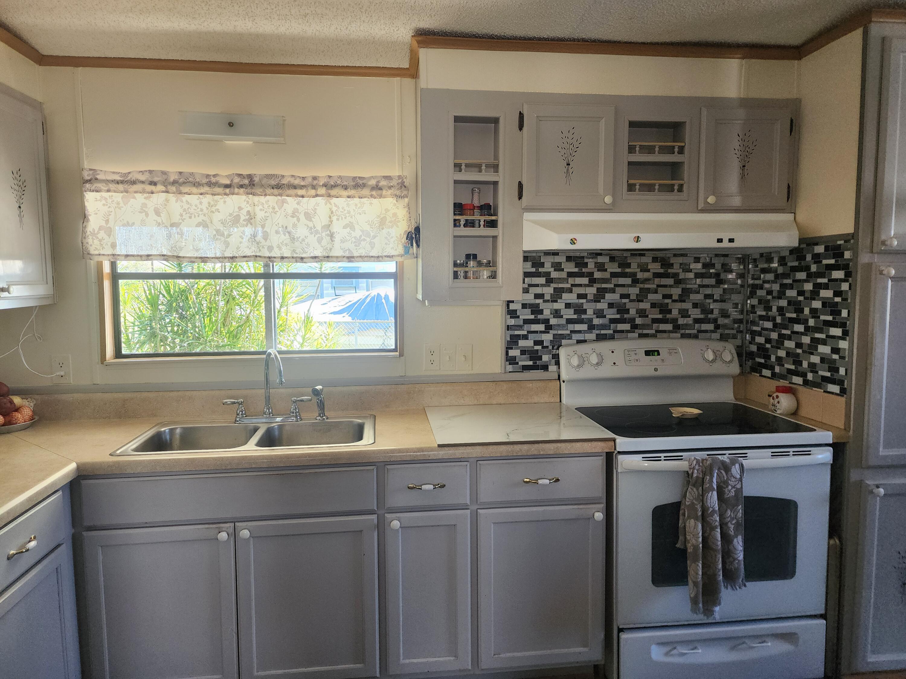 1414 Hunter Road Okeechobee, FL 34974 - Photo 12 of 30 kitchen
