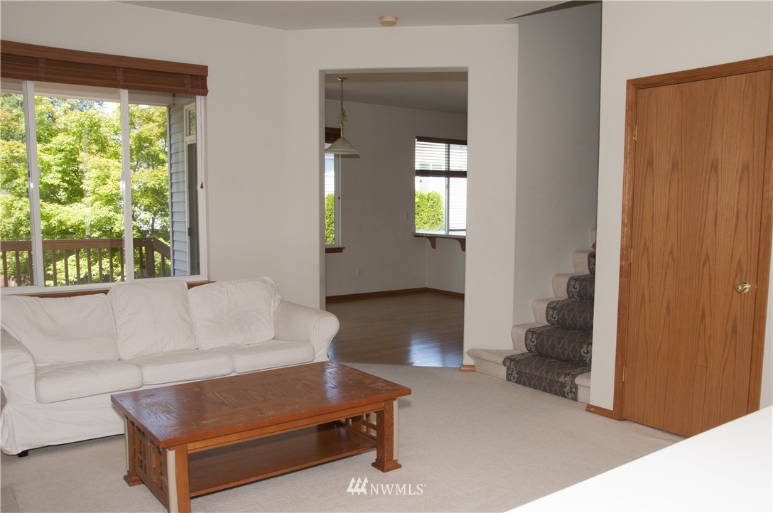 419 Graham Avenue Northeast Renton, WA 98059 - Photo 4 of 25