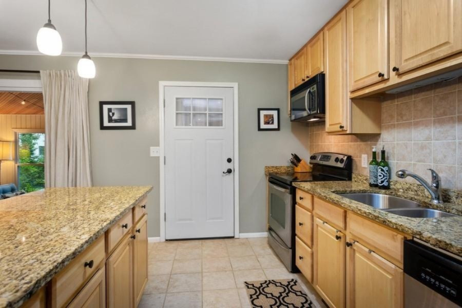 14775 Lakeshore Road Lakeside, MI 49116 - Photo 4 of 22 04_14775LakeshoreRd_177001_Kitchen_LowRe