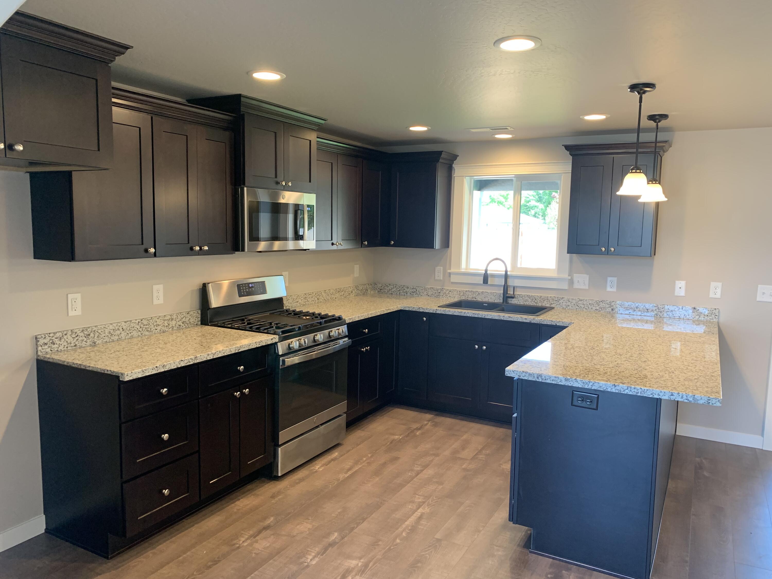 259 Samuel Lane Loop Road Phoenix, OR 97535 - Photo 8 of 22 KItchen