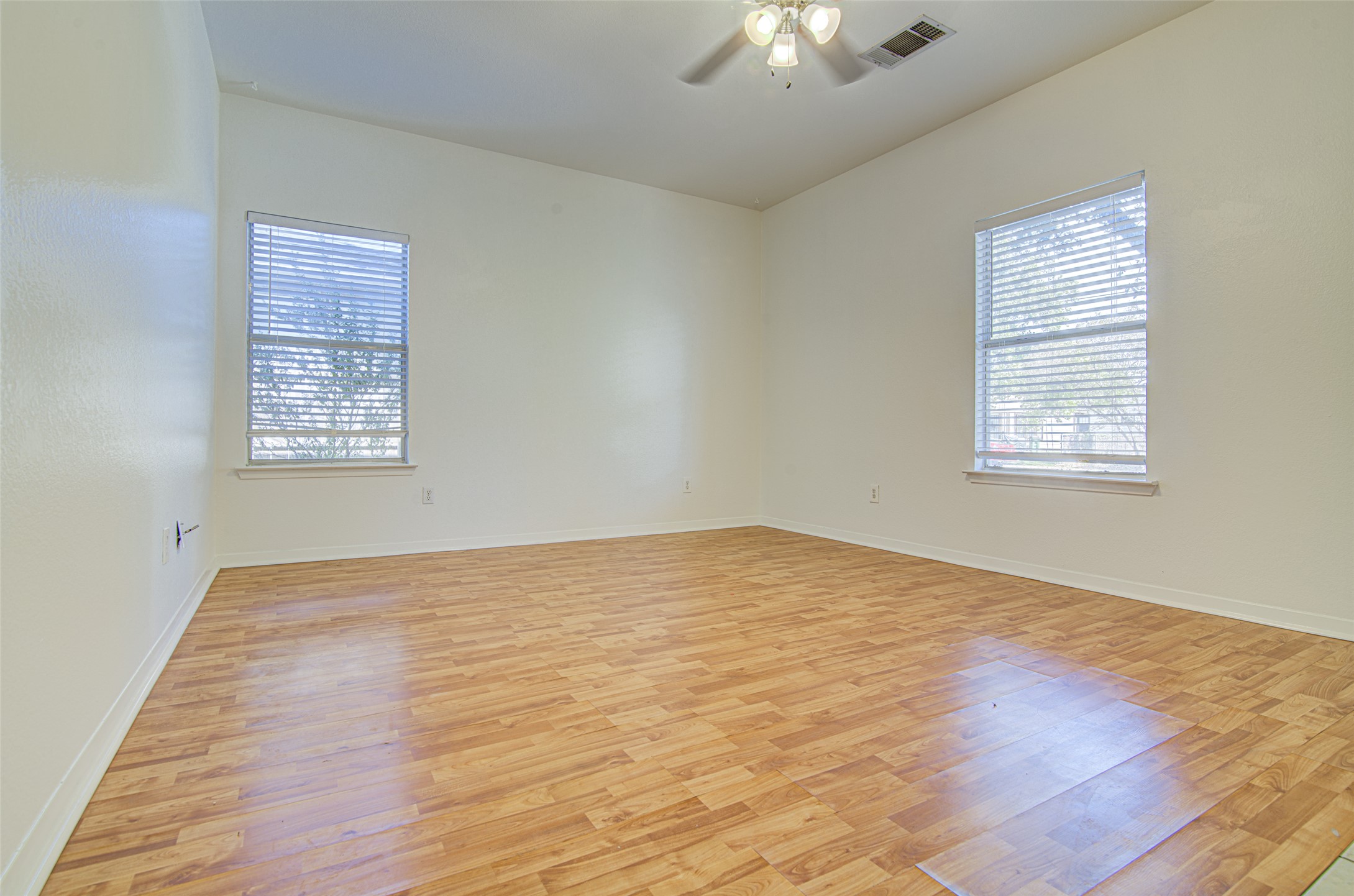4605 Ribbecke Avenue Austin, TX 78721 - Photo 5 of 22 Gallery Image 5