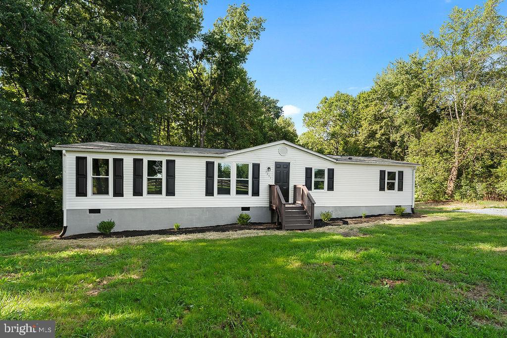 7261 Blanton Road Ruther Glen, VA 22546 - Photo 29 of 35 a front view of house with yard and green space