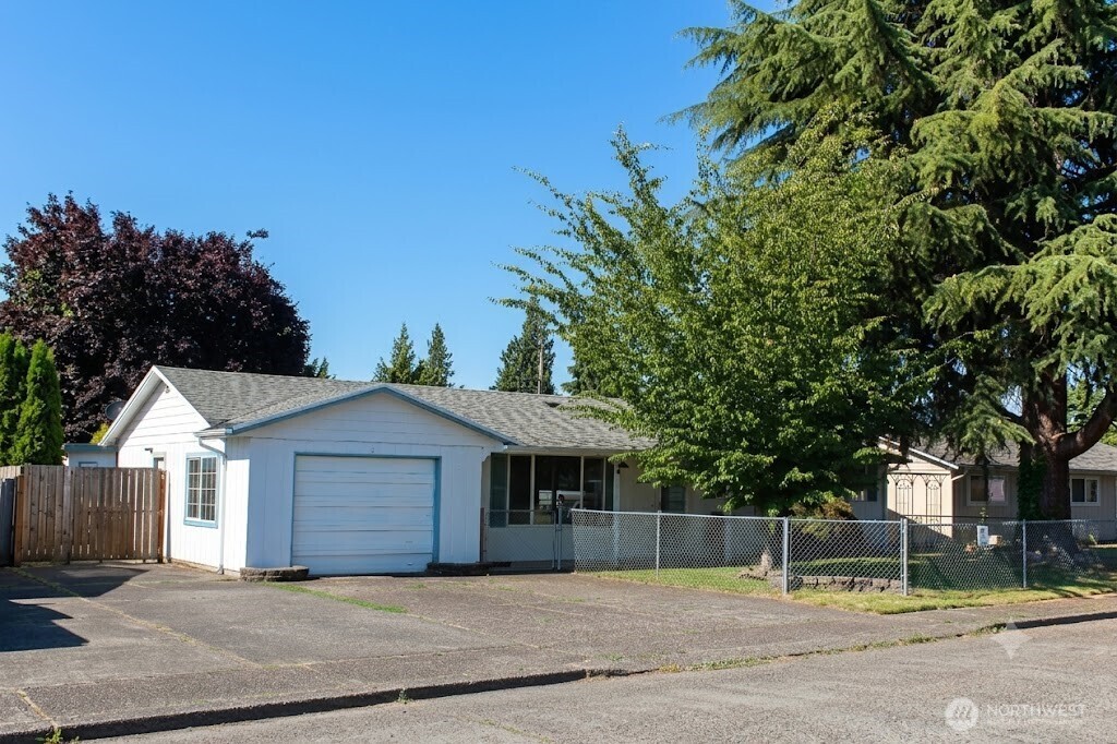 359 Douglas Street Longview, WA 98632 - Photo 3 of 33