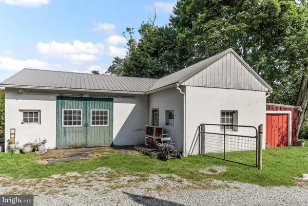 a view of a house with backyard