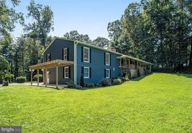 a view of a house with yard and porch