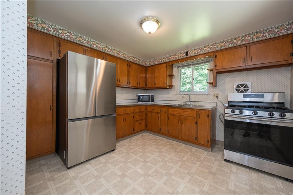 244 Herbst Road Coraopolis, PA 15108 - Photo 11 of 35 Gallery Image 11