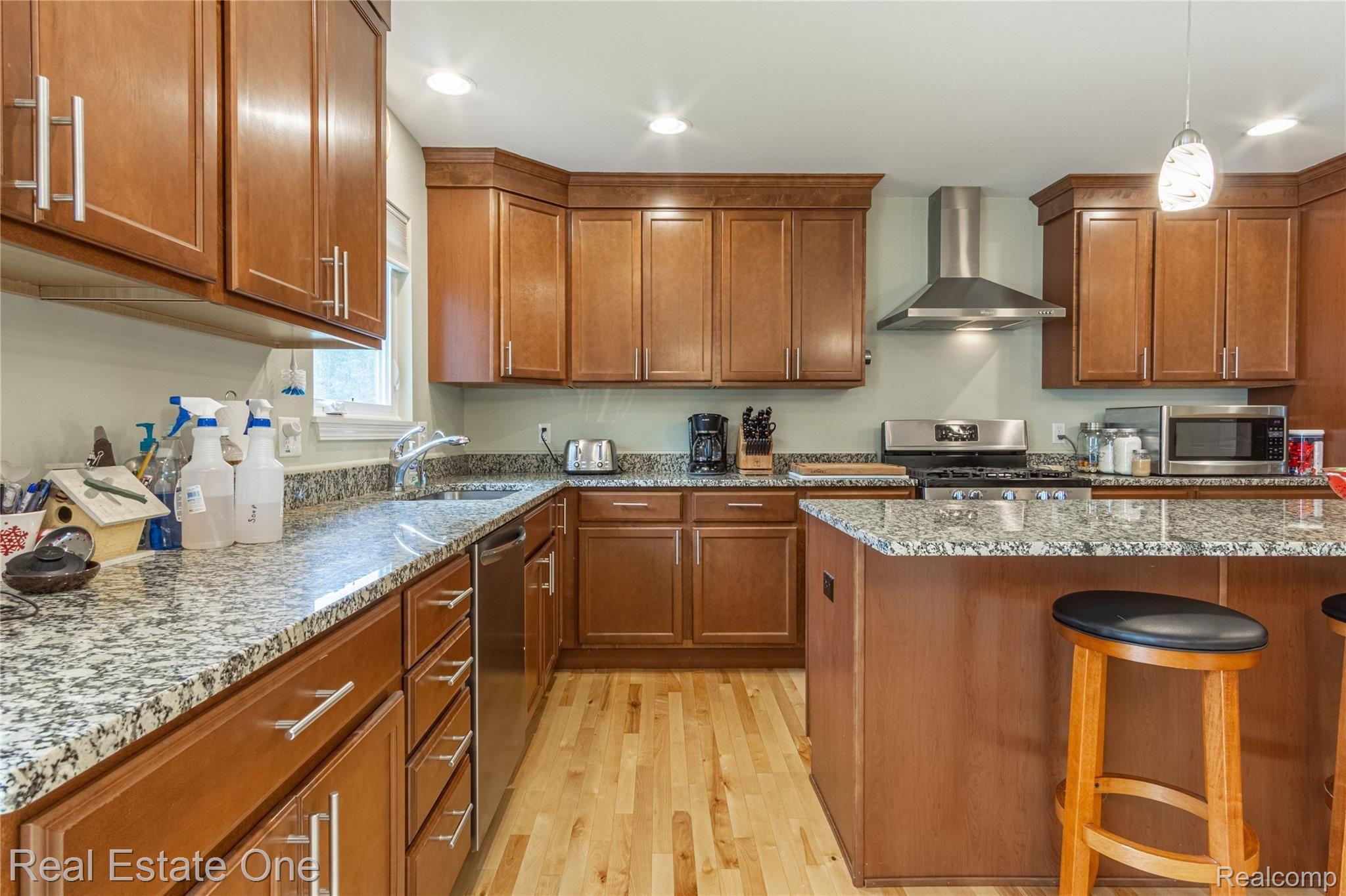 966 South Duck Lake Road Milford, MI 48381 - Photo 22 of 36 Interiors (9 of 29).jpg