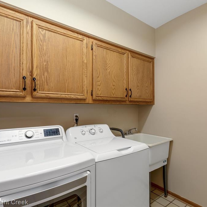 2902 Portage Trail Drive Rochester Hills, MI 48309 - Photo 28 of 63 Laundry room