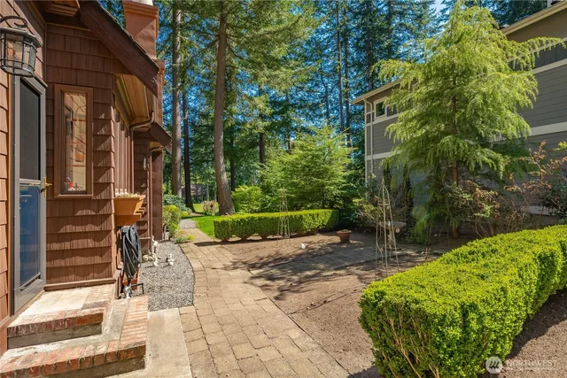a view of a pathway of a house
