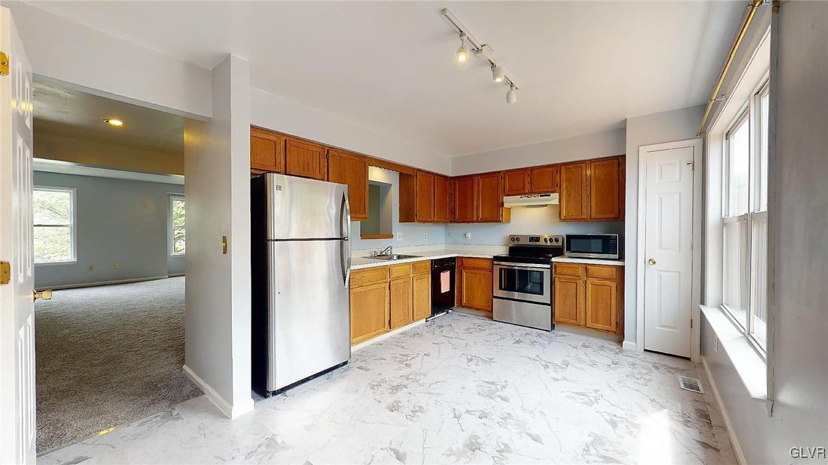 1269 Forest Road Whitehall, PA 18052 - Photo 5 of 28 Eat-In Kitchen