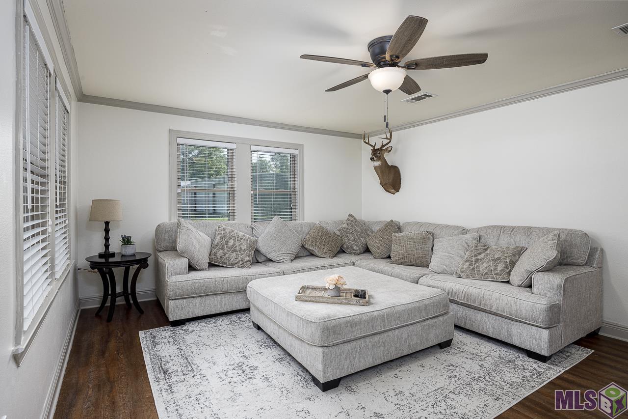 42405 Cannon Road Gonzales, LA 70737 - Photo 3 of 19 Living Room