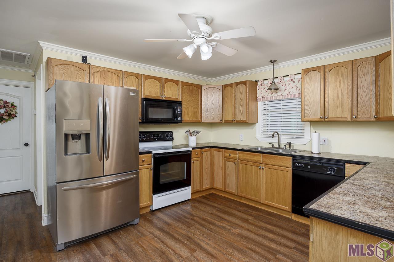 42405 Cannon Road Gonzales, LA 70737 - Photo 4 of 19 Kitchen
