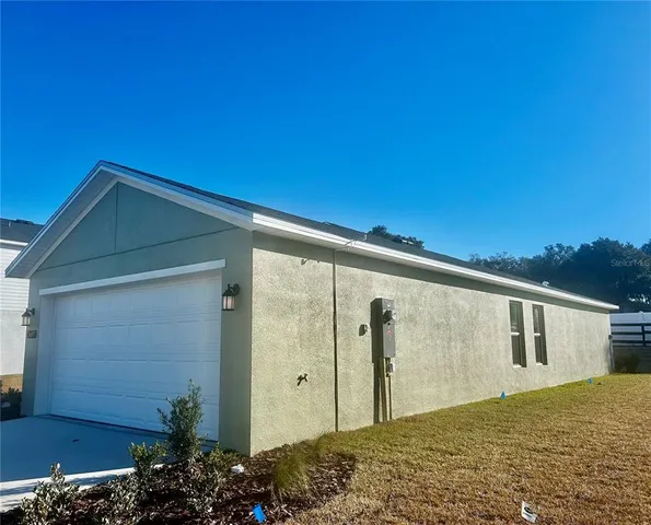 a view of a house with backyard