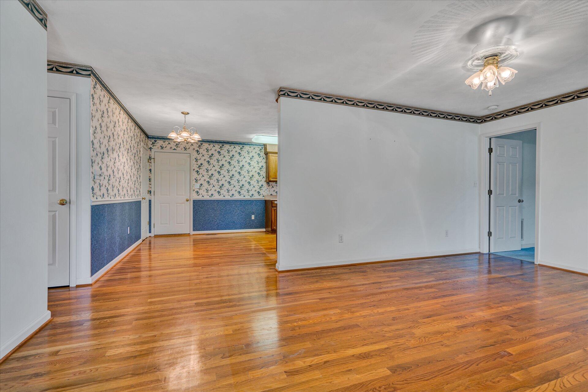 2057 Mountain View Road Vinton, VA 24179 - Photo 7 of 34 07-DSC3215