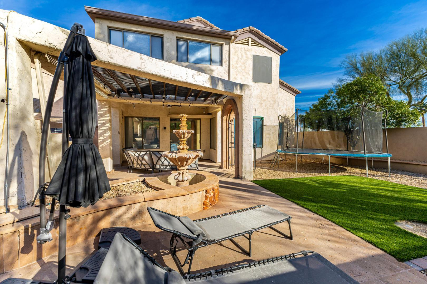 2707 West Lamar Road Phoenix, AZ 85017 - Photo 15 of 44 a view of a patio with table and chairs near a yard