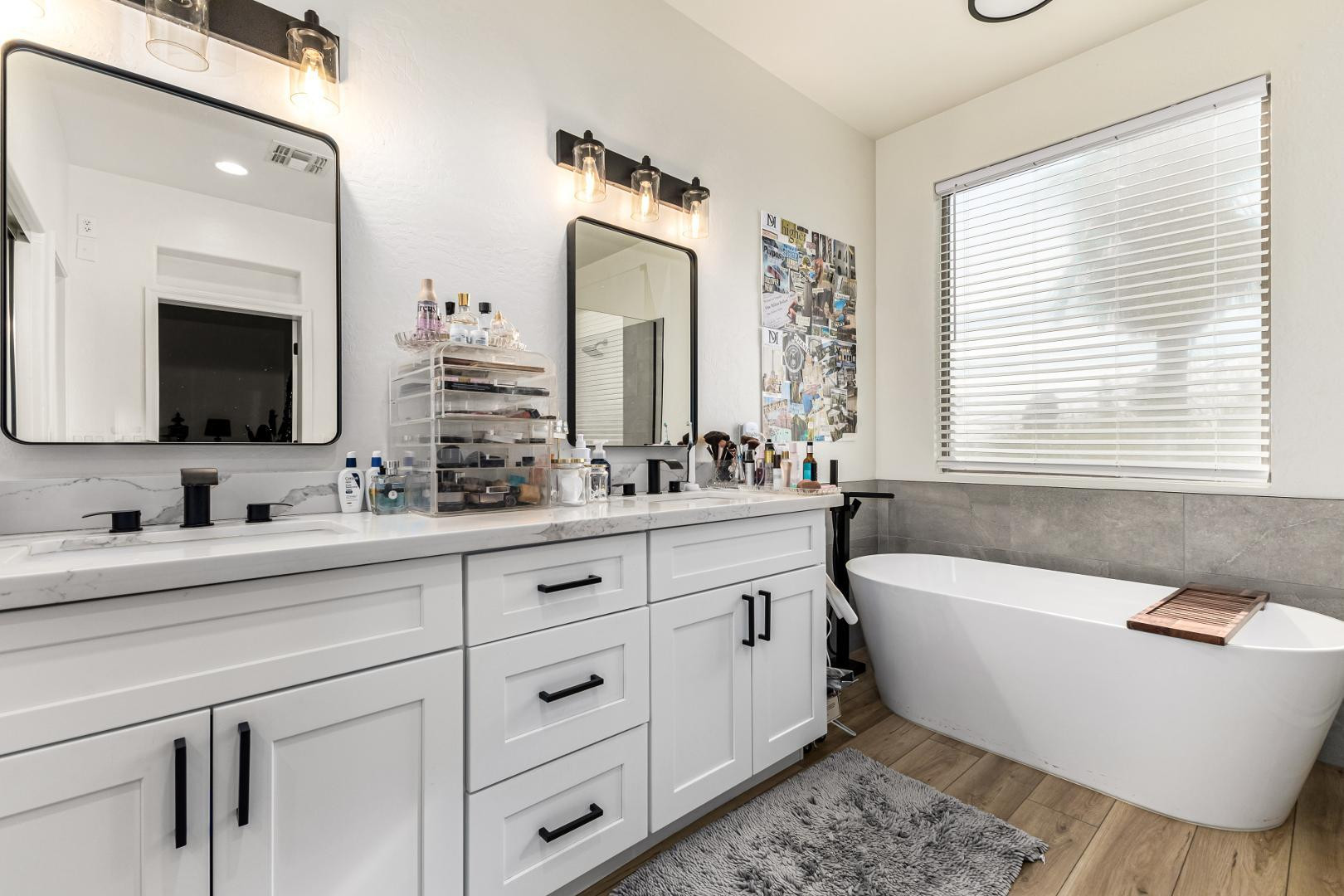 2707 West Lamar Road Phoenix, AZ 85017 - Photo 28 of 44 a bathroom with a bathtub a double vanity sink and mirror