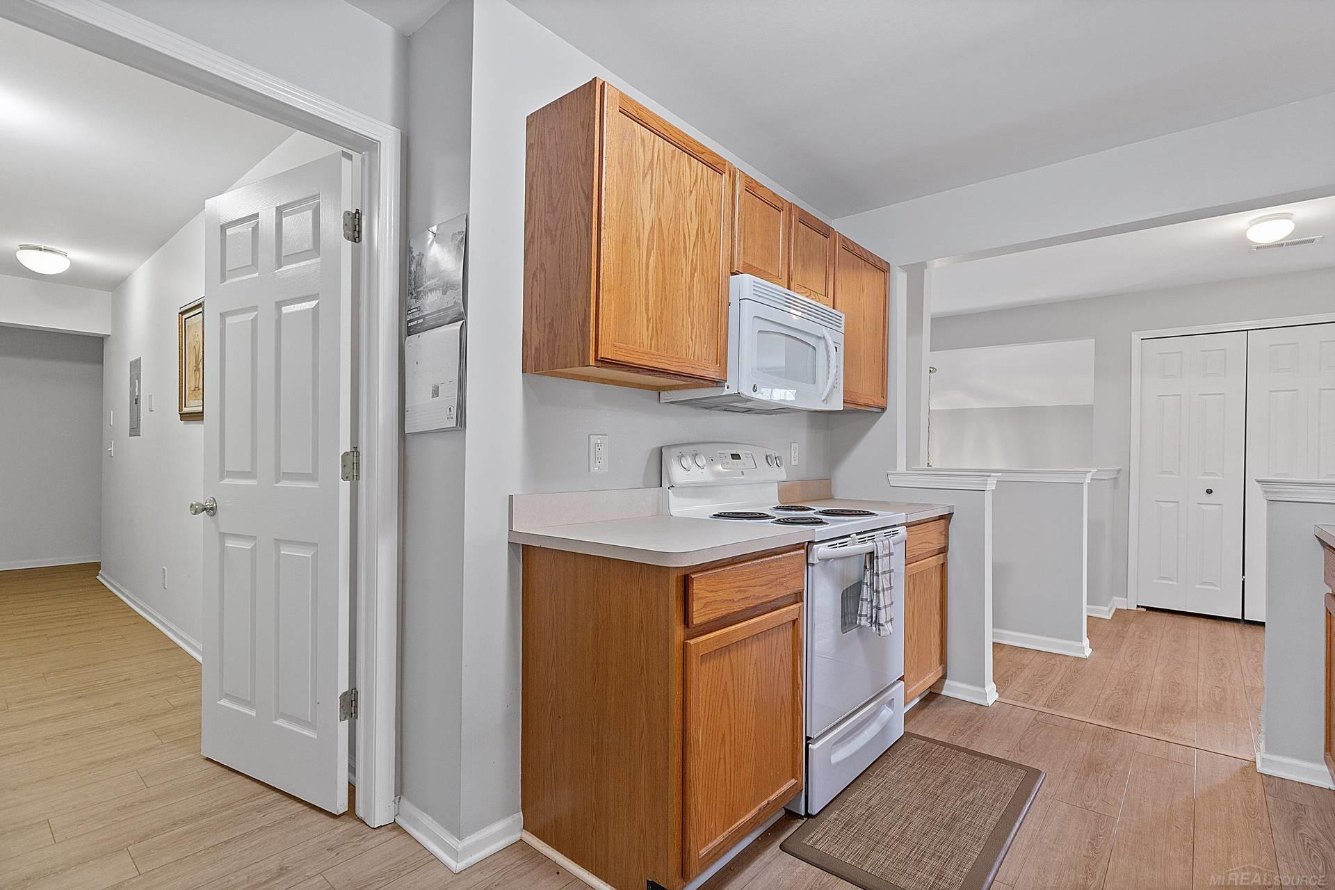 1958 Flagstone Circle Rochester, MI 48307 - Photo 13 of 28 50122543-12.JPG