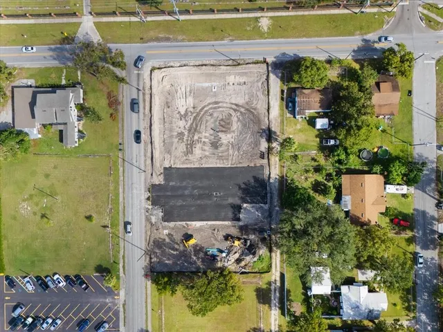 a view of a backyard