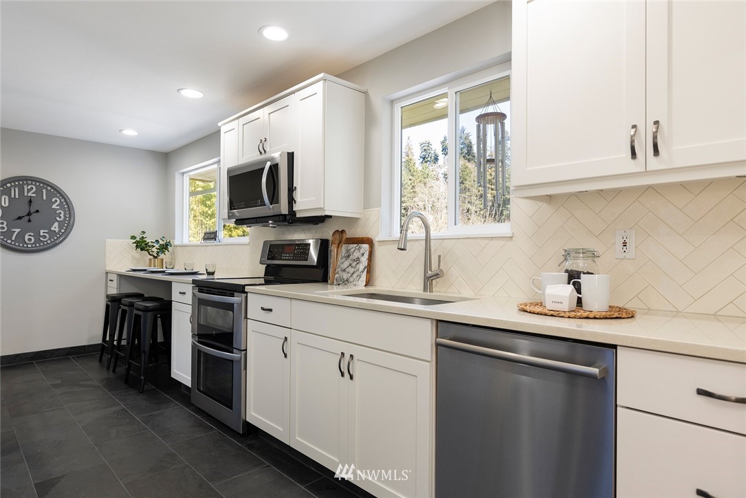 9232 Sand Point Way Northeast Seattle, WA 98115 - Photo 9 of 40 Gallery Image 9