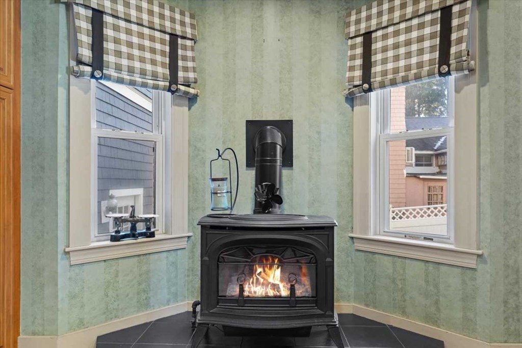 18 Robertson Road Worcester, MA 01602 - Photo 8 of 42 Gallery Image 8