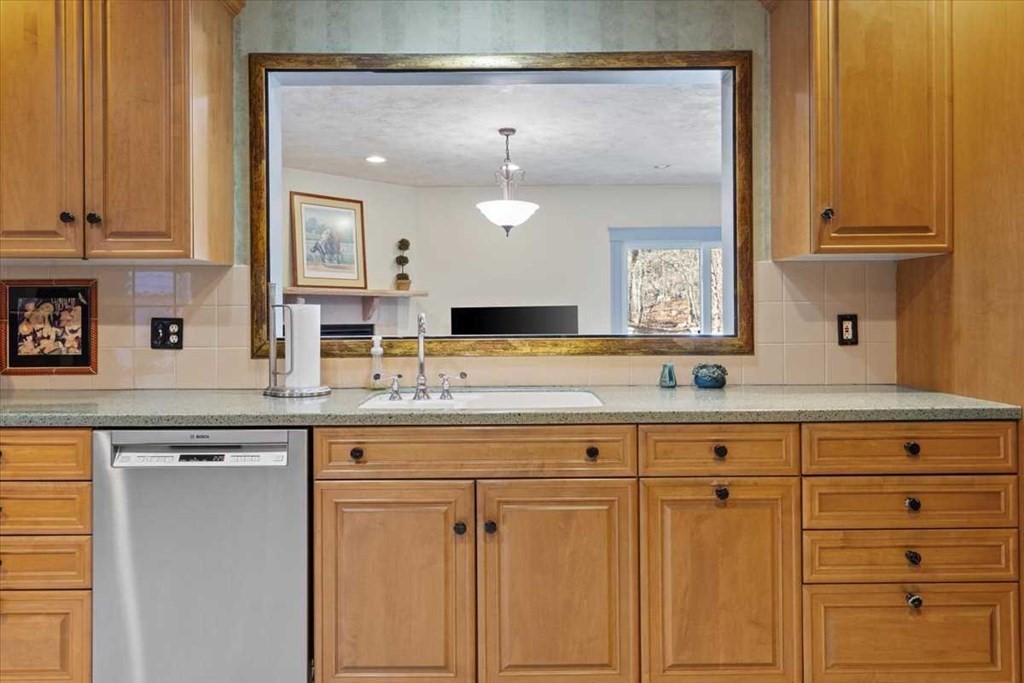 18 Robertson Road Worcester, MA 01602 - Photo 10 of 42 Gallery Image 10