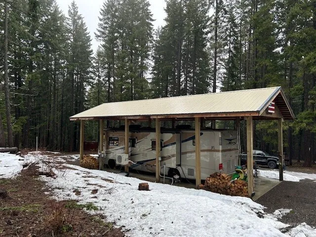 a view of a backyard