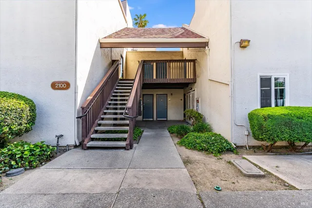 a view of backyard with entryway