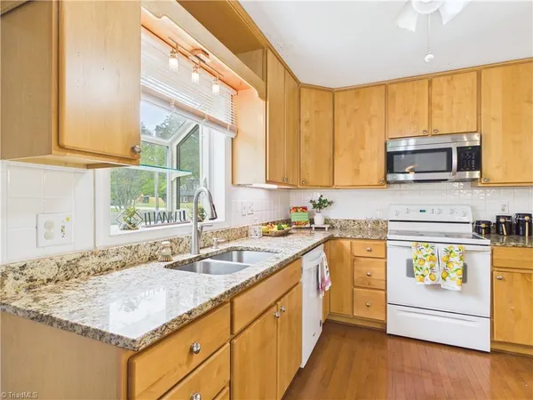 $519,900 | 904 Fairidge Drive, Jamestown, NC 27282